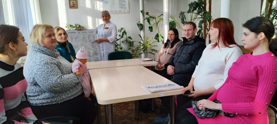 Тематический час для жителей города Тореза В женской консультации ГБУ ДНР «ЦГБ г.Тореза» прошел тематический час, приуроченный к Неделе ответственного отношения к репродуктивному здоровью и здоровой беременности. ?Участникам рассказали о видах заболеваний передающихся половым путем (ЗППП), способах заражения и профилактике. ?Важно проходить регулярные медицинские осмотры, даже при отсутствии жалоб. Основные меры профилактики заражения: ✅Здоровье-сберегающее поведение (избегание половых контактов с людьми с высоким риском инфицирования, осознанное вступление в половые отношения); ✅Использование контрацептивов; ✅Соблюдение правил личной гигиены (использование только индивидуальных полотенец, бритвенных, принадлежностей постельного белья и др.); ✅Регулярное прохождение профилактических осмотров Тематический час для жителей города Тореза В женской консультации ГБУ ДНР «ЦГБ г.Тореза» прошел тематический час, приуроченный к Неделе ответственного отношения к репродуктивному здоровью и здоровой беременности. ?Участникам рассказали о видах заболеваний передающихся половым путем (ЗППП), способах заражения и профилактике. ?Важно проходить регулярные медицинские осмотры, даже при отсутствии жалоб. Основные меры профилактики заражения: ✅Здоровье-сберегающее поведение (избегание половых контактов с людьми с высоким риском инфицирования, осознанное вступление в половые отношения); ✅Использование контрацептивов; ✅Соблюдение правил личной гигиены (использование только индивидуальных полотенец, бритвенных, принадлежностей постельного белья и др.); ✅Регулярное прохождение профилактических осмотров.